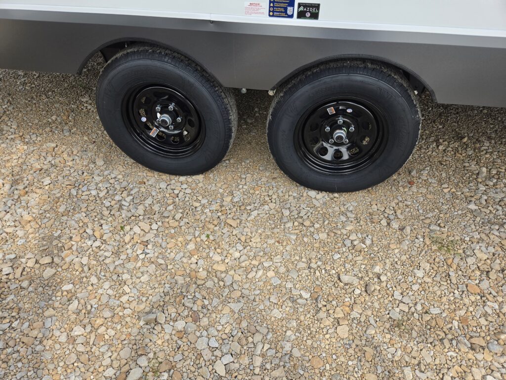 895